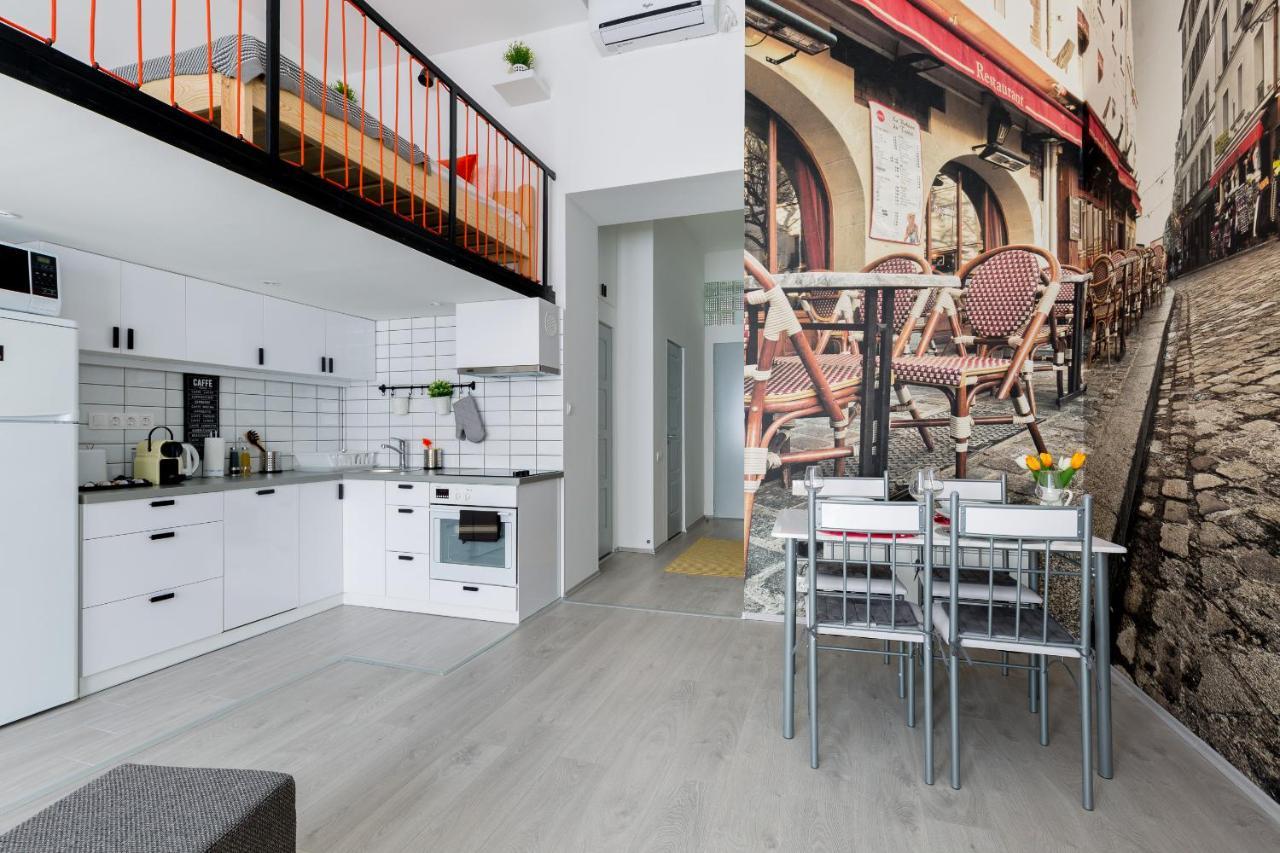 Cobblestone Quarters With A Wave Of Colour Apartmán *