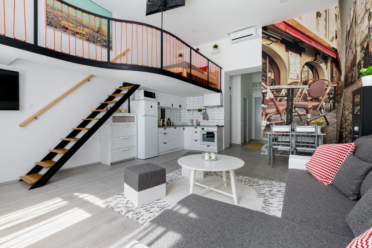 Apartman Cobblestone Quarters With A Wave Of Colour *