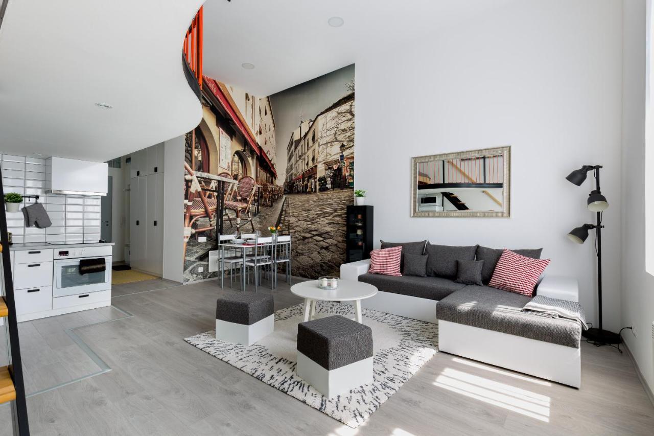 Cobblestone Quarters With A Wave Of Colour Apartman