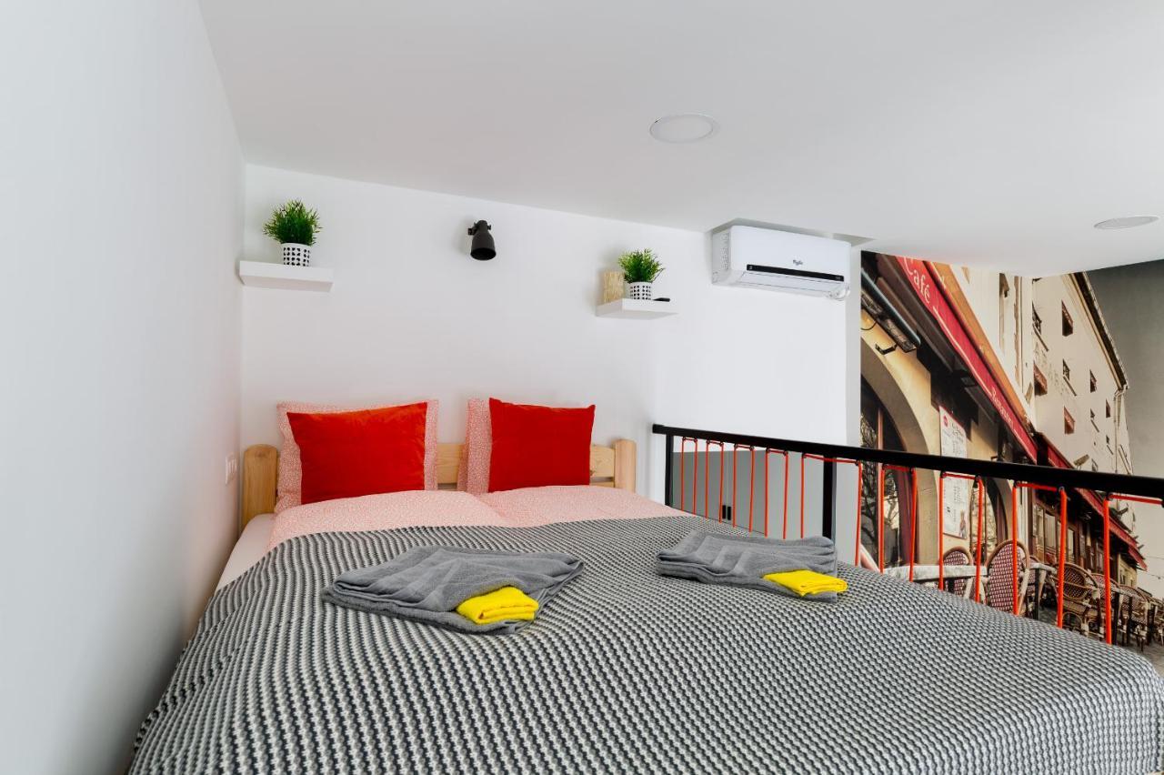 Cobblestone Quarters With A Wave Of Colour Apartman *